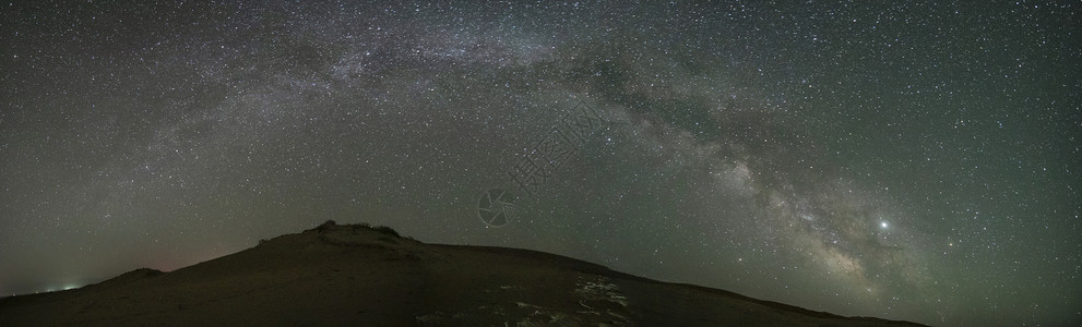 新疆博斯腾湖风景区沙漠和银河背景图片