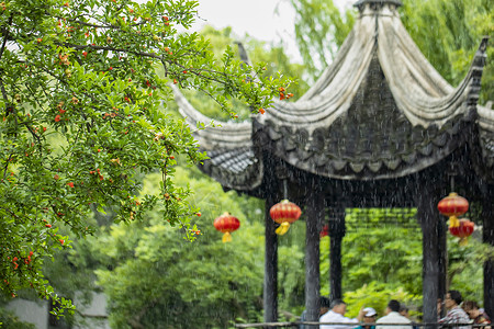 挑灯笼中式灯笼雨中亭子背景