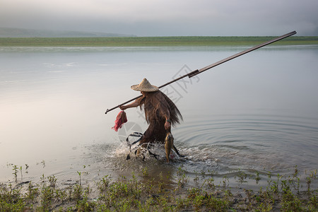 绿江村的老渔翁背景图片