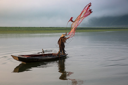 渔民捕鱼素材绿江村的老渔翁背景