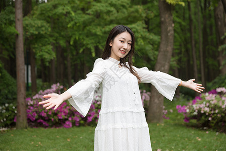 自由花丛青春美女郊游背景