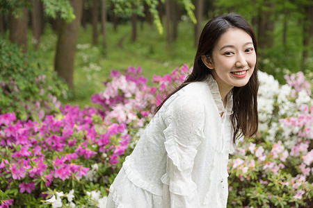 让呼吸更自由青春美女郊游背景