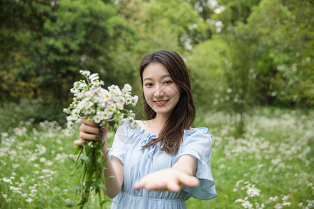 背对伸手女孩森系美女郊游伸手背景