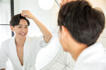 青年男性照镜子背景图片