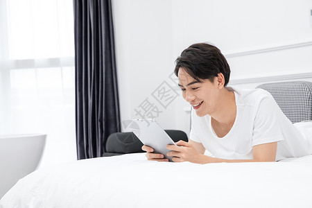 男青年卧室床上用电脑高清图片