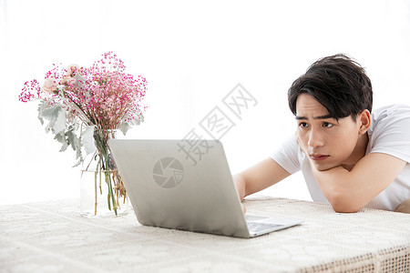 居家男性用电脑背景图片