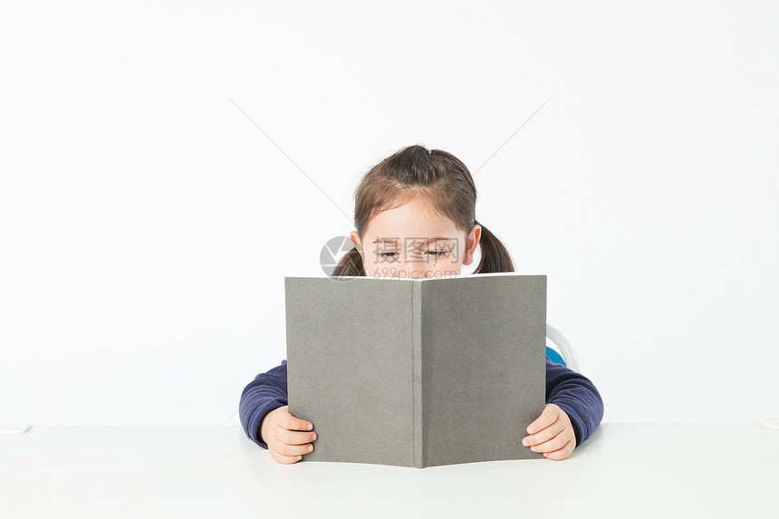 外国儿童阅读图片