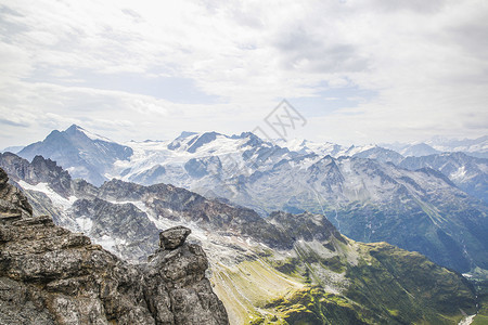 瑞士铁力士雪山山顶壮丽的风光高清图片