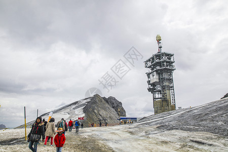 瑞士铁力士雪山山顶瞭望塔图片