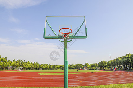 学校篮球架学校操场为背景的篮球场上的篮球架背景