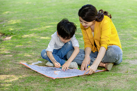 母子公园画风筝户外高清图片素材