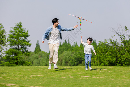 父子放风筝爸爸和小孩高清图片