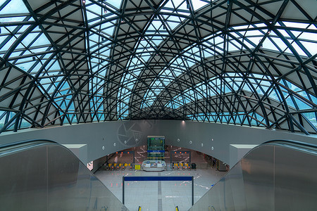 列车内部巨大天幕屋顶下的城际铁路售票厅背景