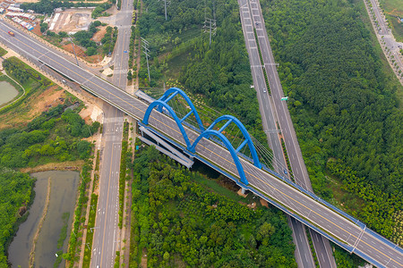 横跨高速公路的蓝色桥梁俯视高清图片素材