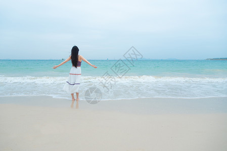 海边美女背影沙滩高清图片素材