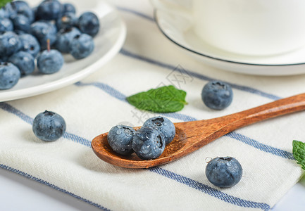 装在盘子里极简的树莓蓝莓背景