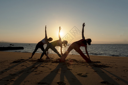 日出海边瑜伽剪影图片素材