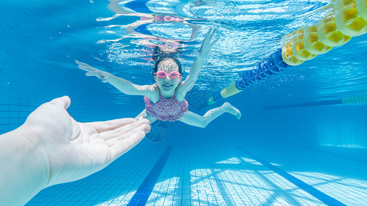 女孩夏日游泳儿童水下游泳背景