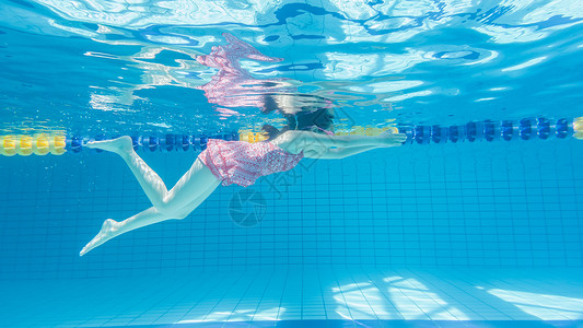 儿童水下游泳游泳班高清图片素材