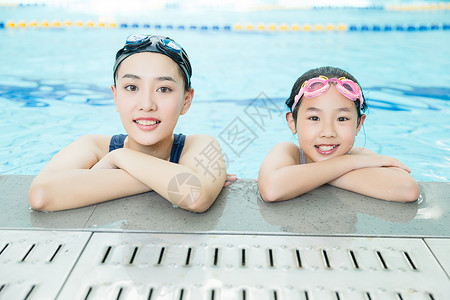 夏天游泳男孩游泳教练和儿童背景