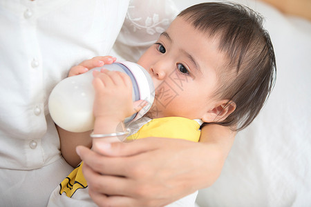 卡通奶瓶母婴妈妈给宝宝喂奶背景