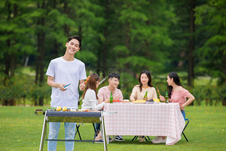 青年朋友聚会野餐烧烤图片