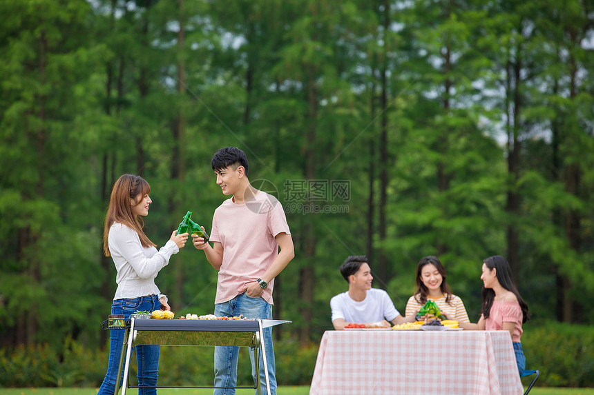 青年朋友聚会野餐烧烤图片