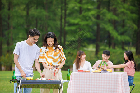 青年朋友聚会野餐烧烤周末活动高清图片素材