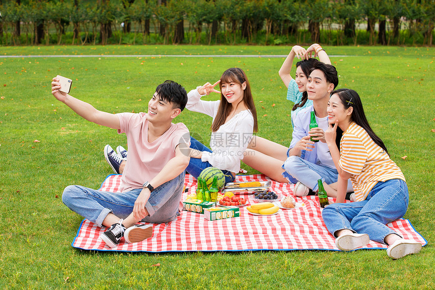 青年大学生野餐自拍图片