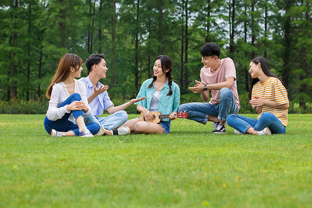 青年朋友户外聚会高清图片