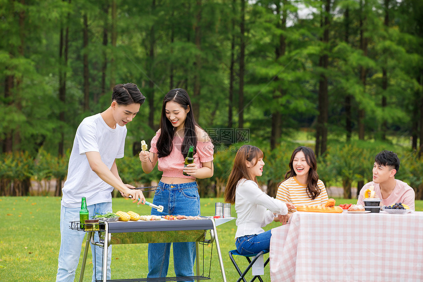 青年朋友聚会野餐烧烤图片