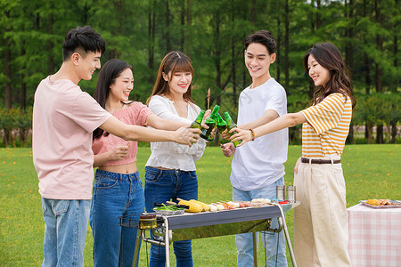 青年朋友聚会野餐烧烤高清图片