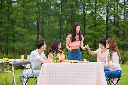 户外bbq青年朋友野餐烧烤背景