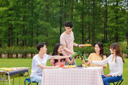 夏日活动青年朋友野餐烧烤背景