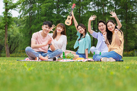 草地瑜伽美女青年大学生户外野餐背景