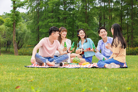 青年大学生户外野餐图片素材