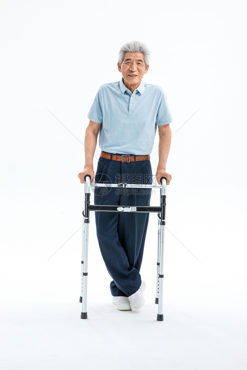 老年人使用健步器图片