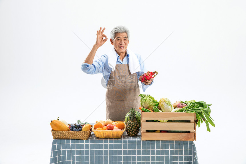 菜农果农展示蔬菜水果图片