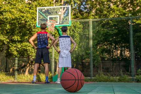 男青年篮球友谊篮球场高清图片素材