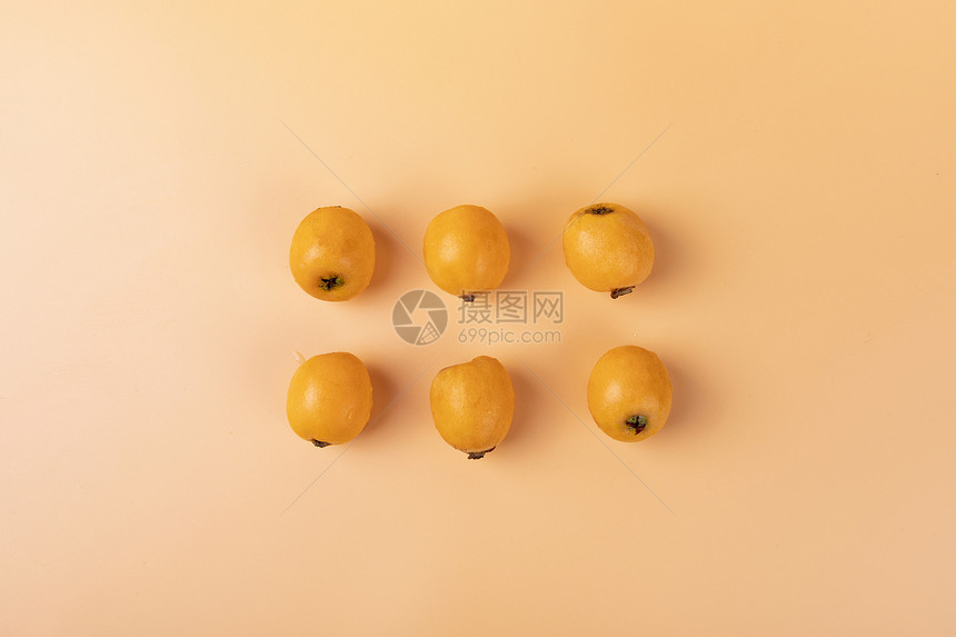 新鲜枇杷水果背景图片
