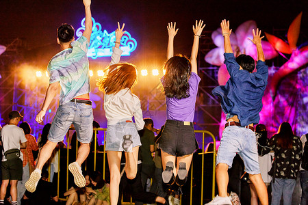 青年男女参加音乐节背影高清图片素材