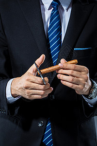 男性剪雪茄背景