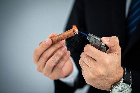 男性抽雪茄成熟雪茄室高清图片