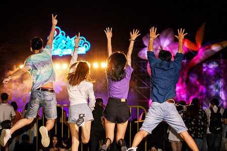 跳跃的青春年轻男女参加音乐节背景