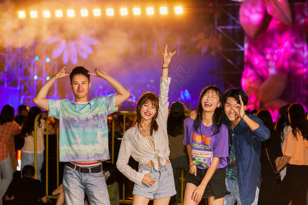 年轻男女参加音乐节背景图片
