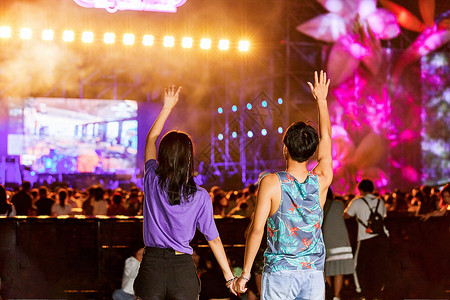 年轻情侣参加音乐节背景图片