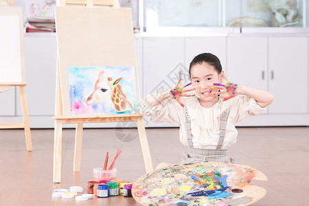 儿童在教室绘画背景图片