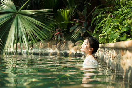 水疗温泉美女泡温泉背景