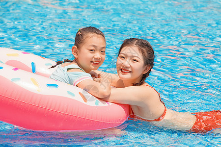 美女和水母女休闲戏水背景