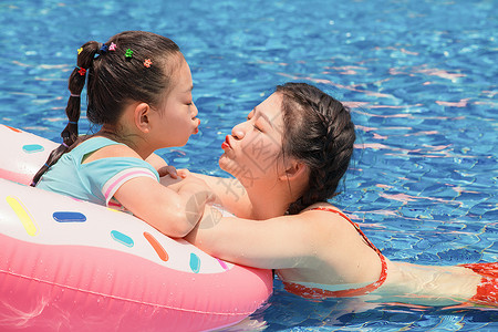 玩水孩子水上乐园母女戏水背景